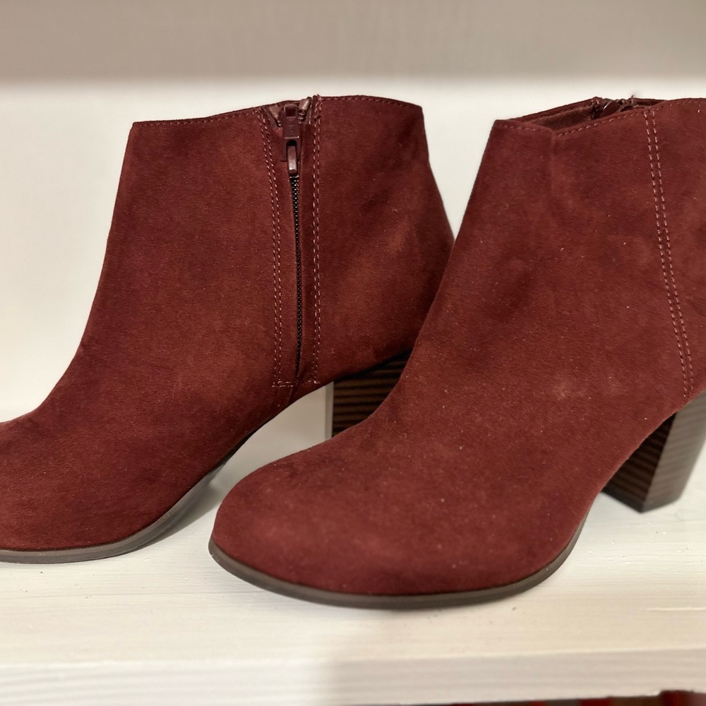 US 10, brand new burgundy Old Navy boots. Never worn too small for me